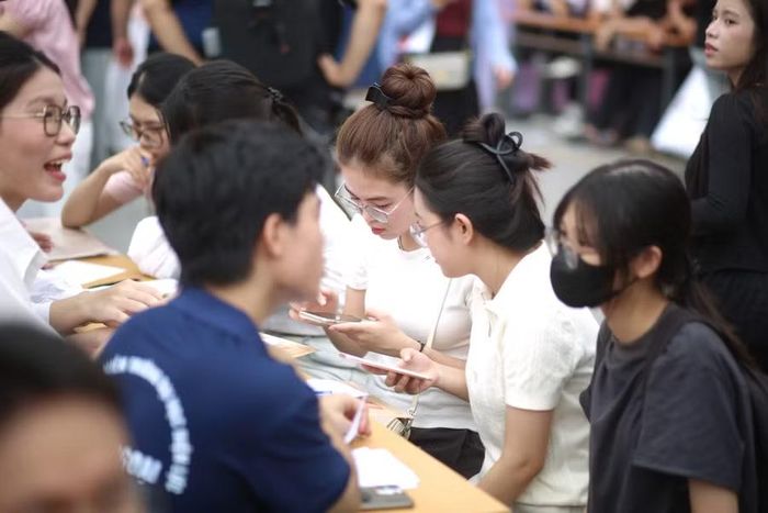 Thủ tục nhập học diễn ra thuận tiện cho tân sinh viên.