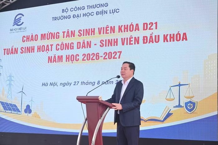 PGS.TS Vũ Đình Ngọ – Phó Hiệu trưởng Trường Đại học Điện lực phát biểu chào mừng các tân sinh viên.