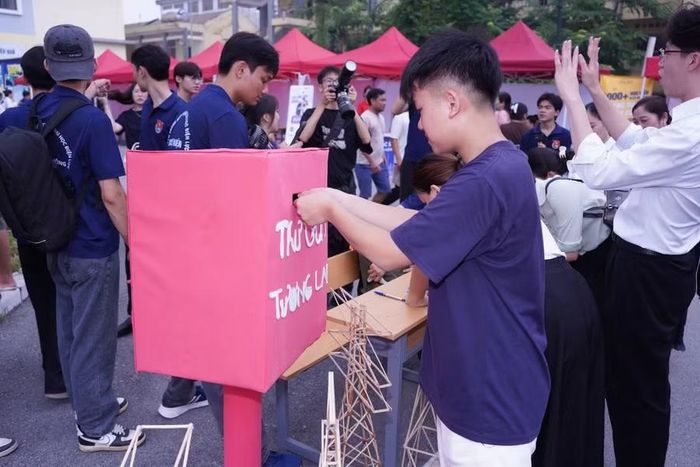Tân sinh viên thích thú với góc "Thư gửi tương lai" của EPU.