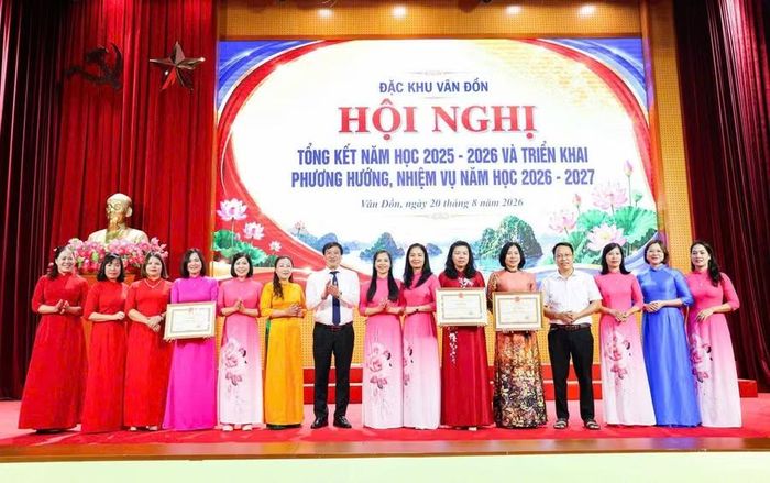Các tập thể có thành tích xuất sắc trong năm học 2025-2026 được biểu dương tại hội nghị triển khai nhiệm vụ năm học mới của đặc khu Vân Đồn.