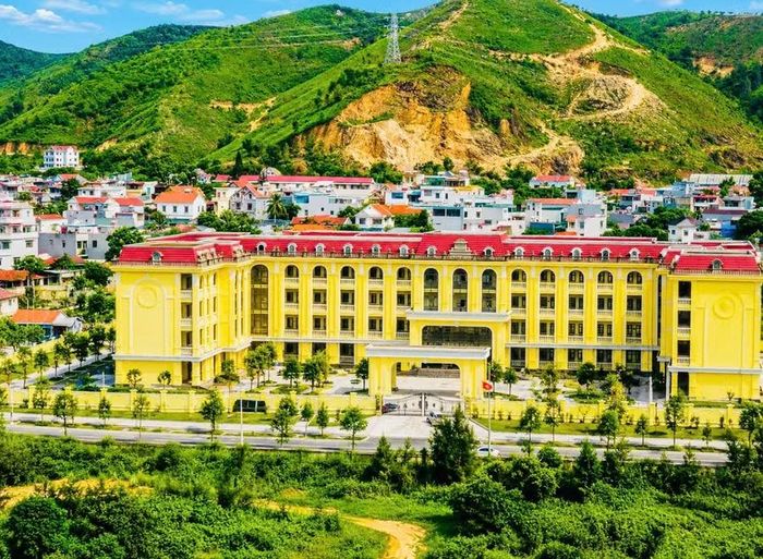 Trường THCS Hạ Long (Đặc khu Vân Đồn) đang dần hoàn thiện và đưa vào sử dụng.