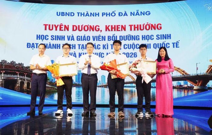 Khen thưởng 3 học sinh Trường THPT chuyên Lê Quý Đôn đạt thành tích xuất sắc tại các kỳ thi quốc tế năm 2026.