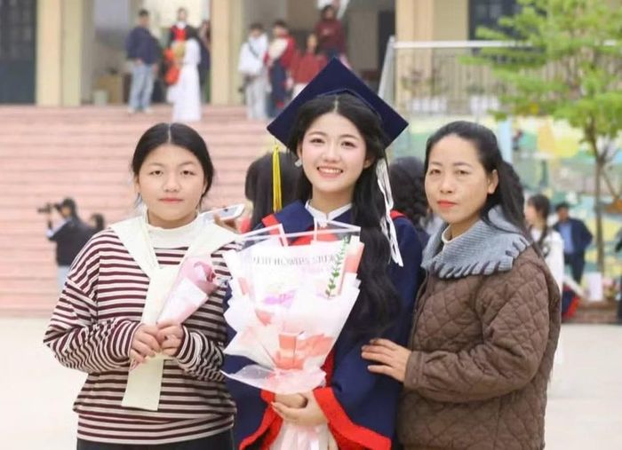 Và Thị Mai Thu cùng mẹ và em gái. Ảnh NVCC.
