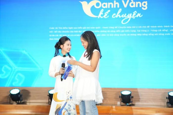 Nghệ sĩ Tú Oanh thay mặt Ban Giám khảo trao vé Vàng cho Nguyễn Trần Thảo Nhi.