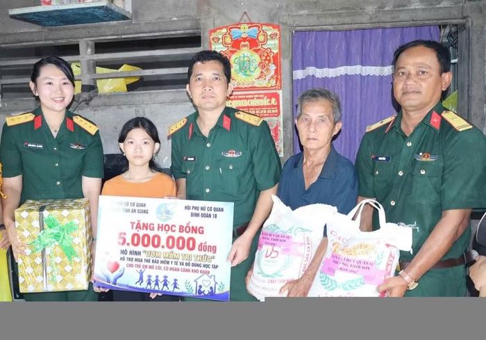 Trao học bổng cho em Nguyễn Thị Minh Kiều (khóm Tây Hưng, phường Thới Sơn, tỉnh An Giang).