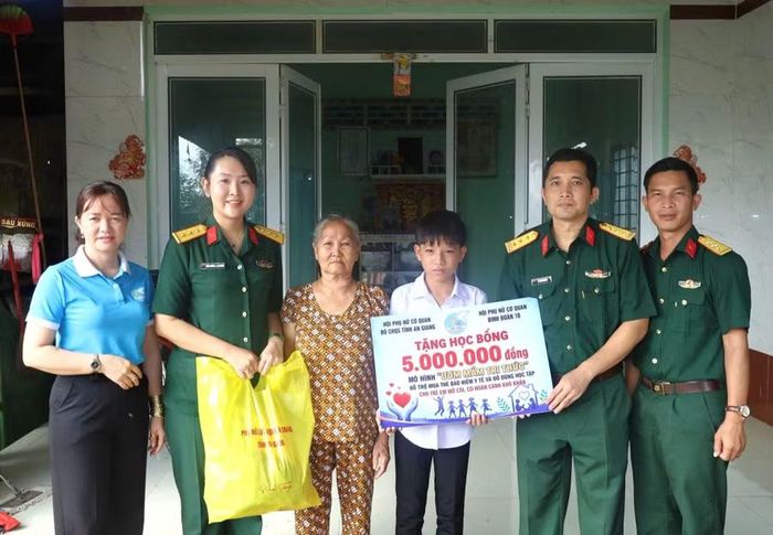 Trao học bổng cho em Hồ Nhựt Cường (ấp Thuận Tiến, xã Bình Sơn, tỉnh An Giang).