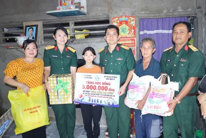 Bộ CHQS tỉnh An Giang và Binh đoàn 18 trao học bổng "Ươm mầm tri thức" cho học sinh.