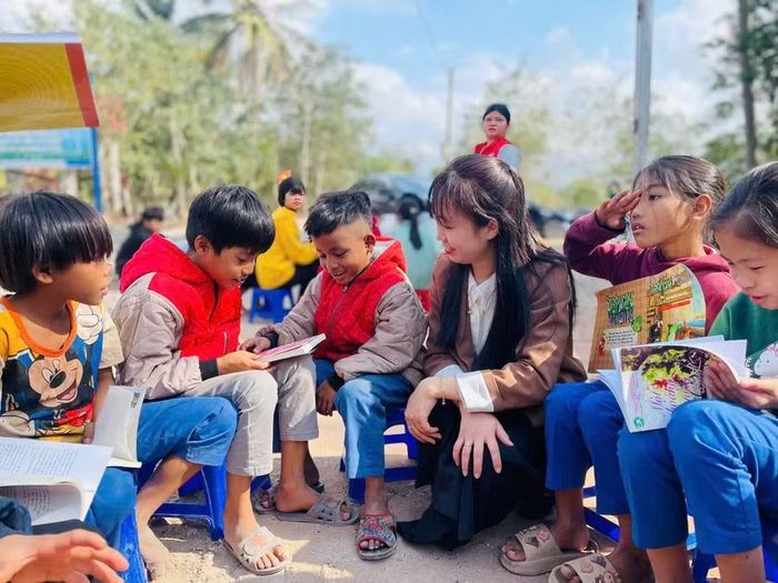 "Chuyến xe tri thức" là hoạt động ý nghĩa của Trường TH-THCS A Xing (xã Lìa, Quảng Trị), nhằm lan tỏa văn hóa đọc, tiếp thêm động lực học tập cho học sinh vùng khó.