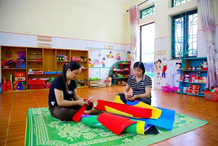 Giáo viên Trường Mầm non Mường Thàng chuẩn bị cơ sở vật chất, đồ dùng và trang thiết bị, sẵn sàng đón trẻ bước vào năm học mới.