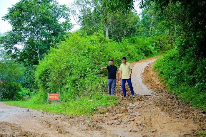 Cán bộ xã Mường Thàng kiểm tra các khu vực có nguy cơ sạt lở cao, chủ động triển khai các biện pháp bảo đảm an toàn cho người dân và học sinh trên địa bàn.
