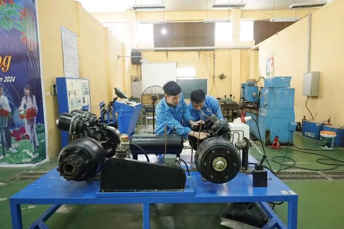 Sinh viên Trường Cao đẳng Kỹ thuật – Công nghệ Vĩnh Phúc được thực hành với máy móc thực.
