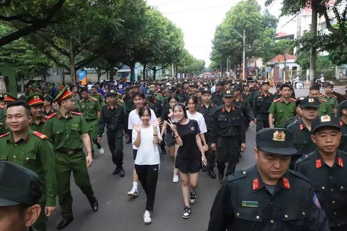 Người dân và lực lượng vũ trang Đắk Lắk tham gia đi bộ trong chương trình "Cùng Việt Nam tiến bước" năm 2025. (Ảnh: TL)