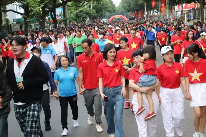 Người dân Đắk Lắk tham gia đi bộ trong chương trình "Cùng Việt Nam tiến bước" năm 2025. (Ảnh: TL)