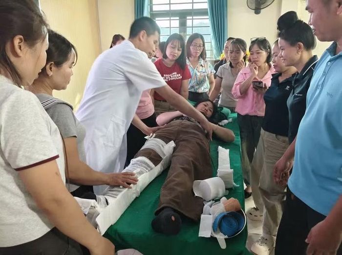 Cán bộ y tế, nhân viên các trường được hướng dẫn thao tác nghiệp vụ.