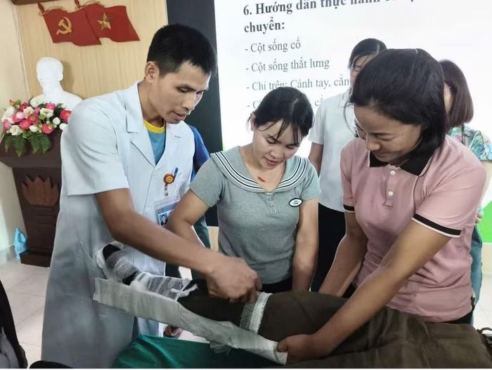 Lớp tập huấn nhằm nâng cao kiến thức, kỹ năng sơ cấp cứu ban đầu cho cán bộ y tế và nhân viên trường học; góp phần giảm thiểu hậu quả khi xảy ra sự cố.