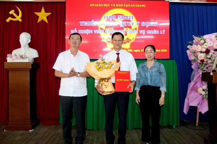Trao Quyết định và tặng hoa chúc mừng tân Hiệu trưởng.