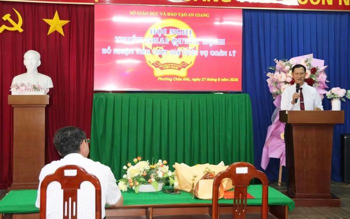 Ông Trần Quốc Vũ, tân Hiệu trưởng Trường THPT chuyên Thủ Khoa Nghĩa, phát biểu nhận nhiệm vụ.
