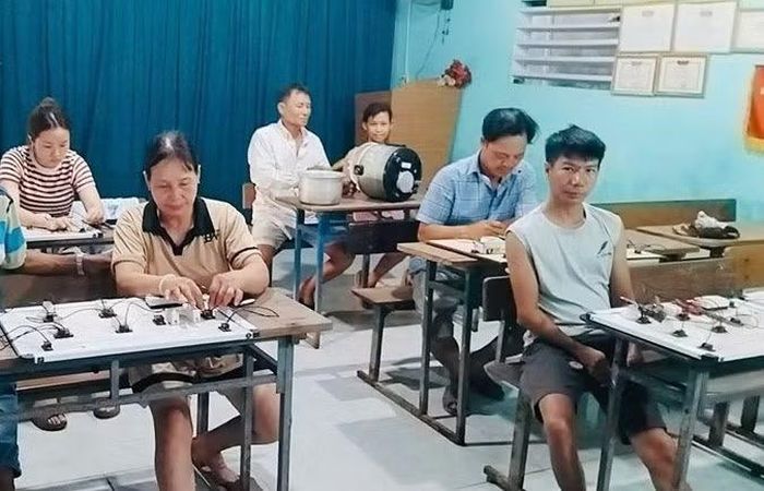 Lớp Điện dân dụng hữu ích cho các học viên có thể đi làm bảo trì điện hay lắp đặt bảng hiệu quảng cáo LED.
