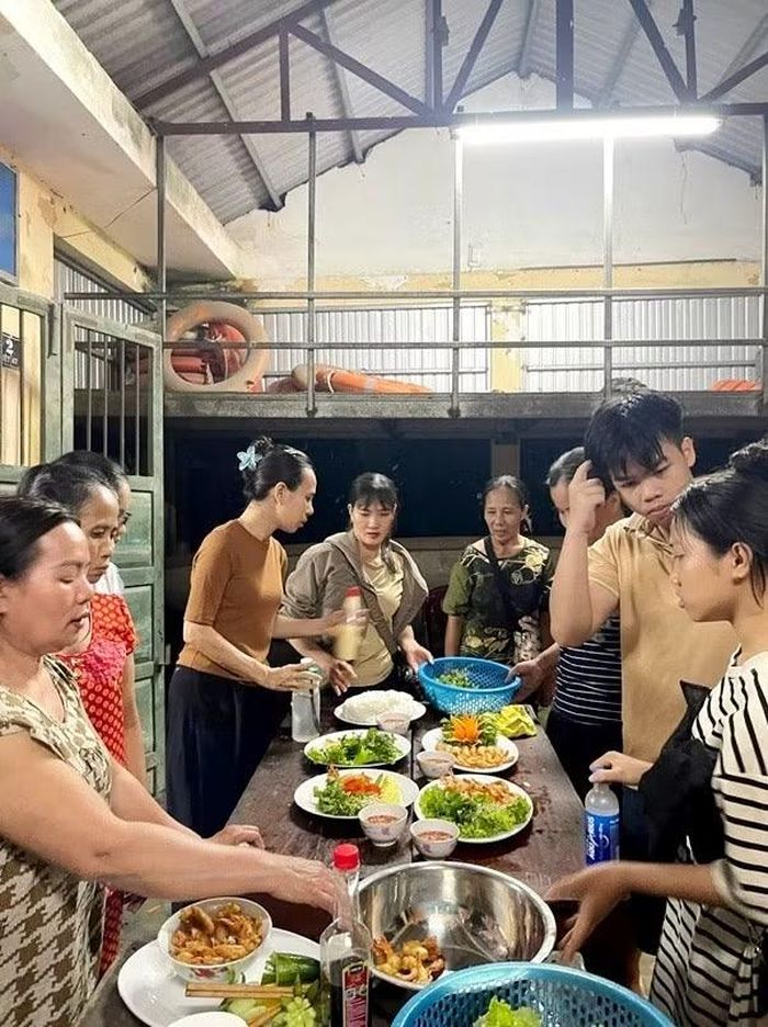 Khóa học ngắn hạn Kỹ thuật chế biến món ăn và Vệ sinh an toàn thực phẩm dành cho lao động nghèo của Trung tâm GDNN-GDTX Khu vực 1 TP Huế tổ chức giảng dạy.