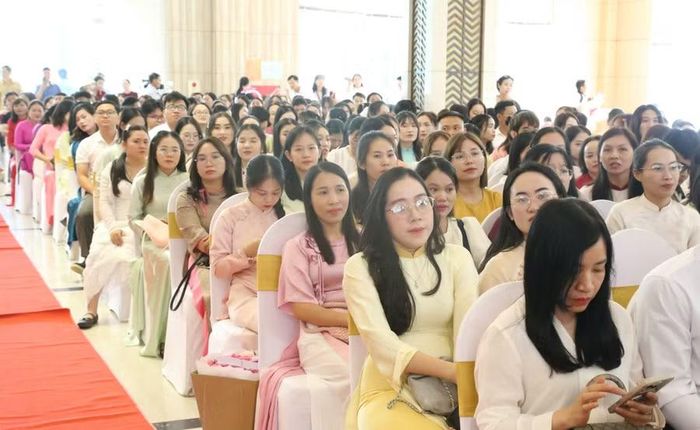 Các giáo viên trong ngày vui được tuyển dụng chính thức.