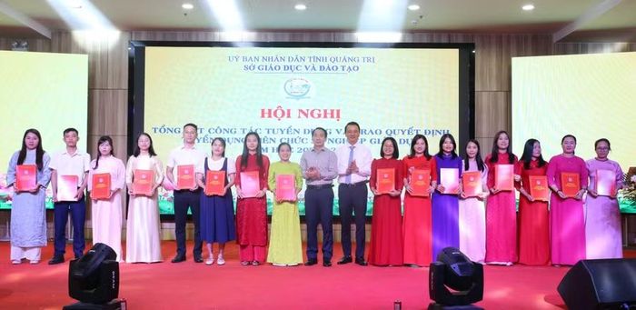 Các giáo viên đối tượng 2 nhận quyết định trúng tuyển viên chức.