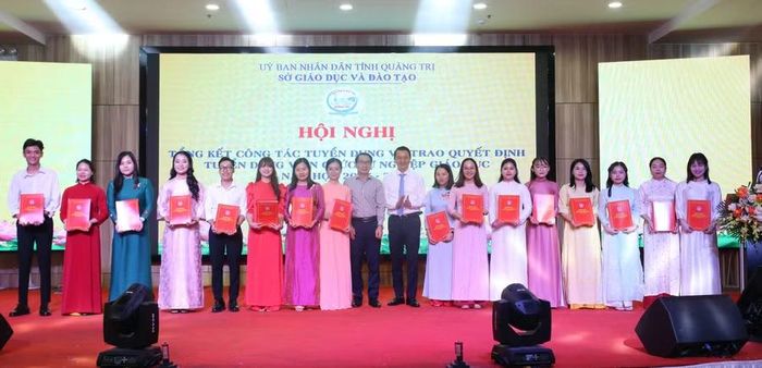 Lãnh đạo Sở GD&ĐT trao quyết định tuyển dụng cho giáo viên đối tượng 3.