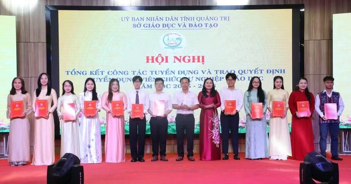 Lãnh đạo Sở GD&ĐT và Sở Nội vụ Quảng Trị trao quyết định tuyển dụng cho các giáo viên.