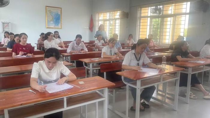 Các thí sinh dự tuyển bước vào kỳ tuyển dụng đợt 3.
