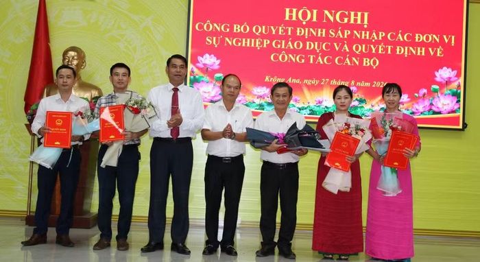 Lãnh đạo UBND xã trao quyết định công tác cán bộ Trường Tiểu học và THCS Nguyễn Văn Trỗi. (Ảnh: Thế Hùng)