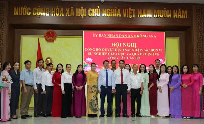Chụp ảnh lưu niệm tại hội nghị.