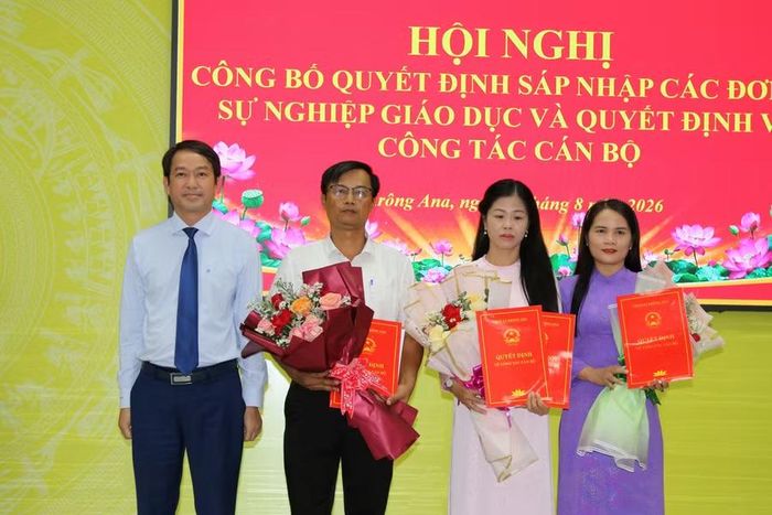 Ông Nguyễn Minh Chí – Bí thư Đảng uỷ xã Krông Ana trao quyết định công tác cán bộ.