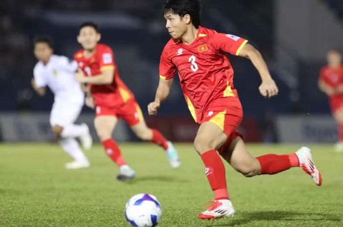 Hậu vệ: Nguyễn Văn Vĩ - Việt Nam (7,10), Đoàn Văn Hậu - Việt Nam (7,25), Ubaidullah Shamsul - Malaysia (7,25), Phạm Xuân Mạnh - Việt Nam (6,99). Ảnh: Tuấn Phạm.