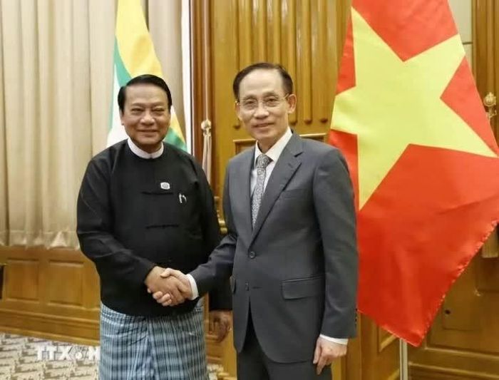 Ủy viên Bộ Chính trị, Bộ trưởng Ngoại giao Lê Hoài Trung hội kiến Chủ tịch Hạ viện, Chủ tịch Đảng Đoàn kết và Phát triển Liên bang Myanmar U Khin Yi tại Nay Pyi Taw ngày 26/8. (Nguồn: TTXVN)