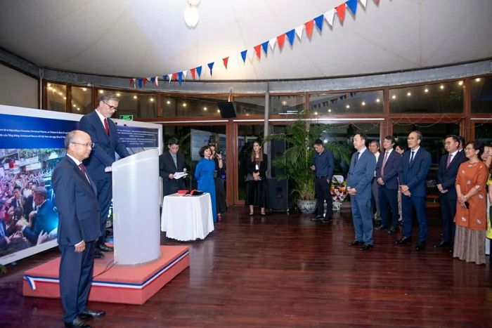 Đại sứ Pháp tại Việt Nam Olivier Brochet đã dành những đánh giá trân trọng đối với sự nghiệp và những đóng góp của ông Đinh Toàn Thắng. (Ảnh: Phan Linh)