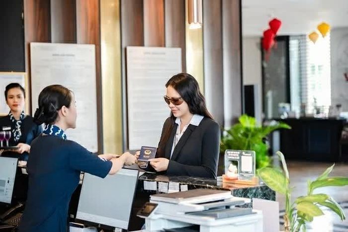 Cô diện bộ suit màu đen với phom dáng gọn gàng, kết hợp cùng áo sơ mi trắng tạo nên sự tương phản đầy tinh tế giữa 2 gam màu. (Nguồn: BTC)