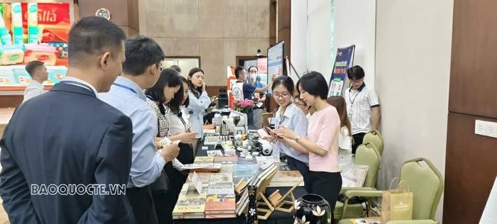 Quảng bá sản phẩm bên lề Diễn đàn Kinh tế Thủ đô lần thứ II. (Ảnh: Gia Thành)