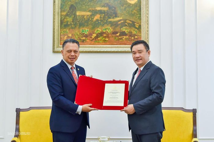 Cục trưởng Cục Lễ tân Nhà nước và Phiên dịch đối ngoại Lê Công Dũng tiếp nhận bản sao Thư ủy nhiệm của Đại sứ Malaysia tại Việt Nam Jamal Sharifuddin Bin Johan. (Ảnh: Quang Hòa)