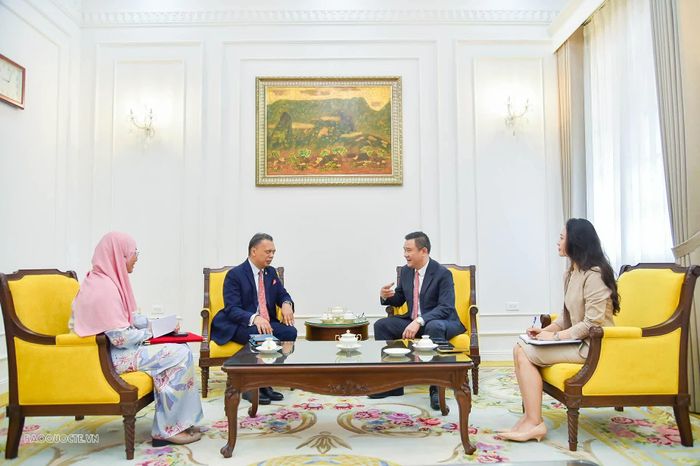 Cục trưởng Lê Công Dũng và Đại sứ Jamal Sharifuddin Bin Johan trao đổi về quan hệ hợp tác tốt đẹp giữa Việt Nam và Malaysia. (Ảnh: Quang Hòa)