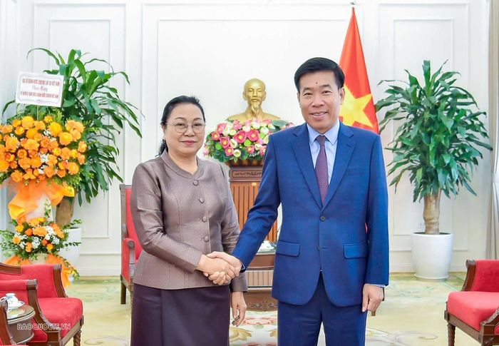 Thứ trưởng Ngoại giao Nguyễn Mạnh Cường tiếp Đại sứ Lào tại Việt Nam Khamphao Ernthavanh cùng Đoàn cán bộ Đại sứ quán Lào đến chúc mừng nhân dịp kỷ niệm 81 năm Cách mạng Tháng Tám và Quốc khánh 2/9. (Ảnh: Quang Hòa)