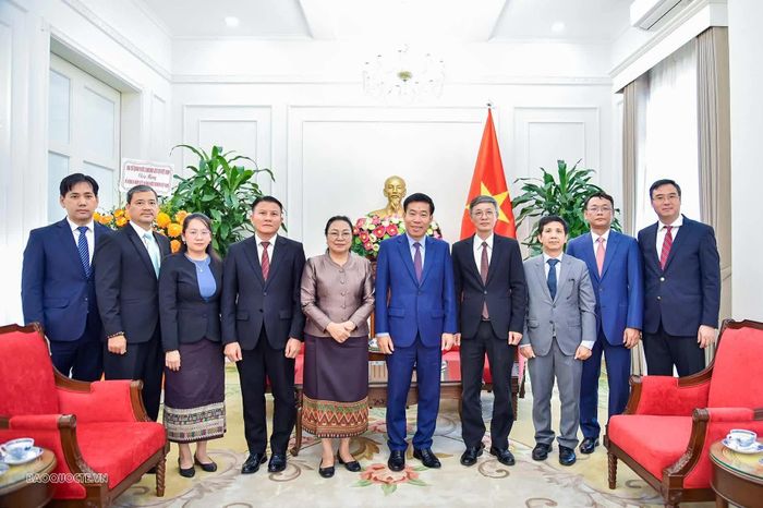 Thứ trưởng Nguyễn Mạnh Cường và Đại sứ Lào tại Việt Nam Khamphao Ernthavanh cùng các đại biểu tại buổi gặp mặt, chúc mừng kỷ niệm 81 năm Cách mạng Tháng Tám và Quốc khánh Việt Nam. (Ảnh: Quang Hòa)