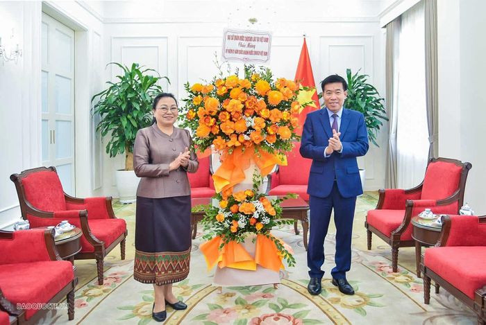 Thứ trưởng Nguyễn Mạnh Cường bày tỏ vui mừng đón Đại sứ Khamphao Ernthavanh cùng Đoàn cán bộ Đại sứ quán Lào đến chúc mừng nhân dịp Quốc khánh Việt Nam. (Ảnh: Quang Hòa)