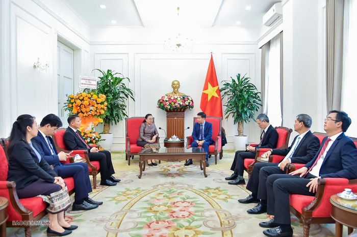 Tại buổi tiếp, Thứ trưởng Nguyễn Mạnh Cường cảm ơn Đại sứ và cán bộ, nhân viên Đại sứ quán Lào đã dành tình cảm, sự quan tâm và những lời chúc tốt đẹp tới Đảng, Nhà nước và nhân dân Việt Nam. (Ảnh: Quang Hòa)