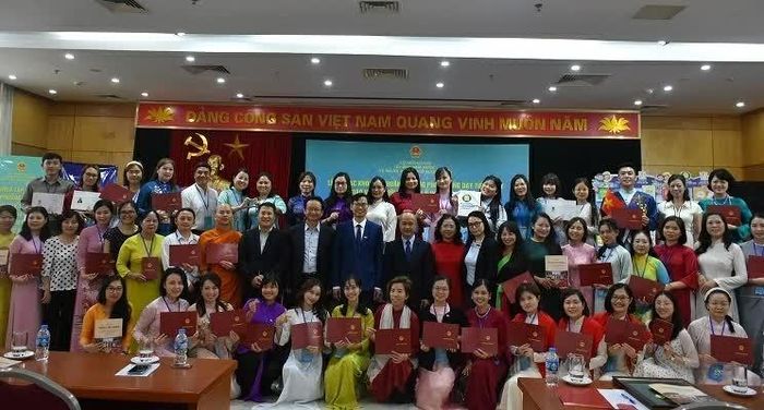 Đại biểu tham dự bế mạc Khóa tập huấn phương pháp giảng dạy tiếng Việt cho giáo viên NVNONN năm 2026 chụp ảnh lưu niệm. (Ảnh: Đức Hùng)