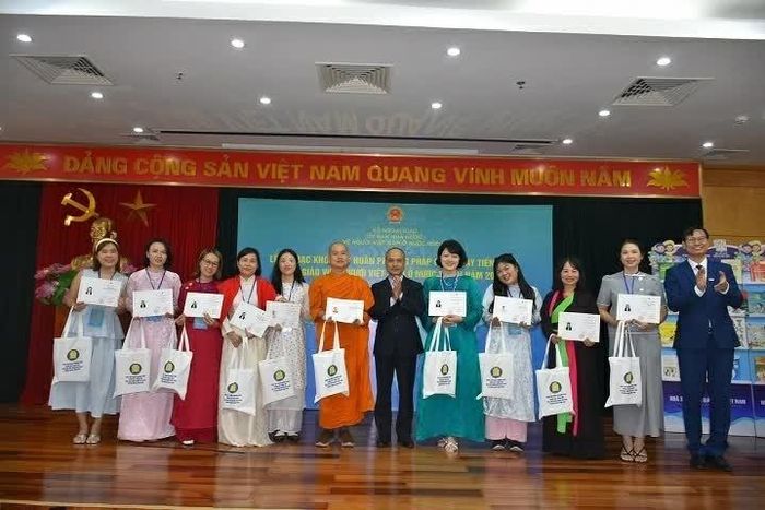 Ban tổ chức trao chứng chỉ cho các học viên tham gia Khóa tập huấn phương pháp giảng dạy tiếng Việt cho giáo viên NVNONN năm 2026. (Ảnh: Đức Hùng)