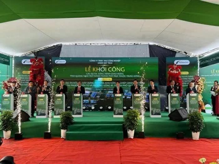 Các đại biểu thực hiện nghi thức khởi công Dự án KCN Green Bay Tech tại phường Yên Tử và phường Uông Bí. (Nguồn: BTC)