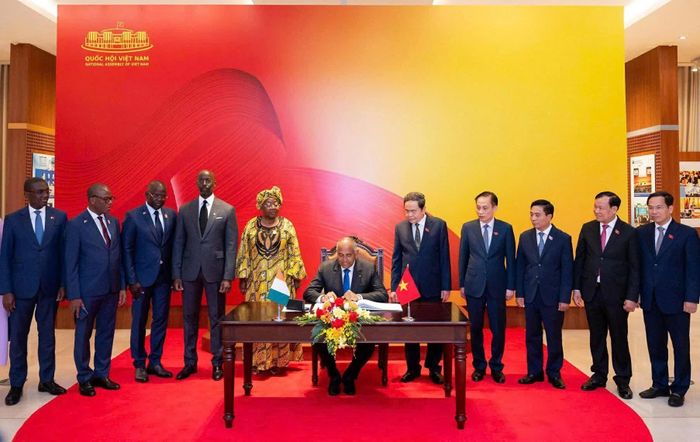 Chủ tịch Quốc hội Bờ Biển Ngà Patrick Achi ký sổ lưu niệm. (Nguồn: Quochoi.vn)