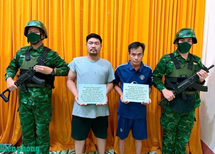 Đối tượng Phạm Xuân Đức (thứ 2, từ trái sang) và Lê Văn Phong bị bắt giữ. Ảnh: Đơn vị cung cấp