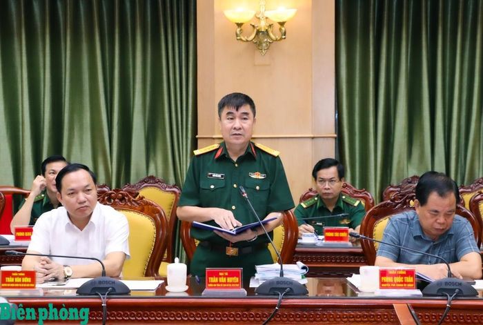 Đại tá Trần Văn Huyên, Trưởng Ban Tổng kết lịch sử công tác đảng, công tác chính trị (Tổng cục Chính trị Quân đội nhân dân Việt Nam) phát biểu tại Hội thảo. Ảnh: Dân Chủ