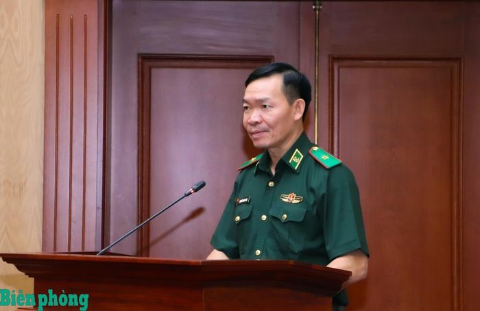 Thiếu tướng Nguyễn Xuân Toàn, Ủy viên Ban Thường vụ Đảng ủy, Chủ nhiệm Chính trị Bộ đội Biên phòng trình bày báo cáo kết quả triển khai nghiên cứu, biên soạn và tổng hợp ý kiến đóng góp phục vụ Hội thảo khoa học hai công trình. Ảnh: Dân Chủ