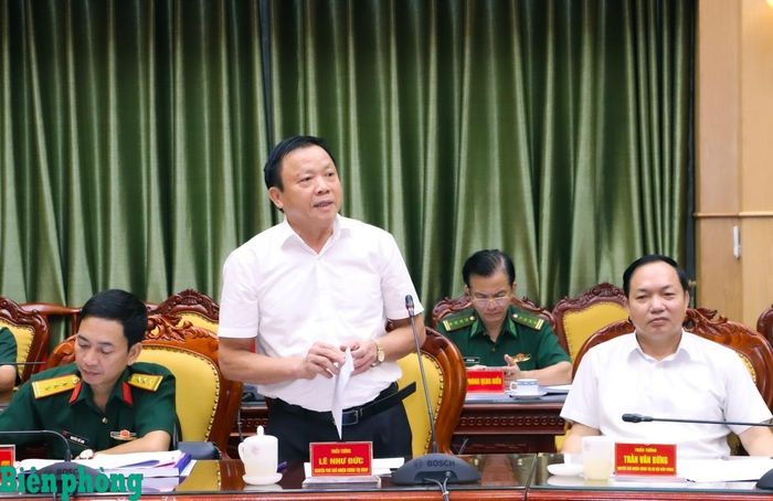 Các đại biểu nguyên Thủ trưởng Bộ Tư lệnh Bộ đội Biên phòng, nguyên Thủ trưởng Cục Chính trị Bộ đội Biên phòng đóng góp ý kiến nhằm tiếp tục bổ sung, hoàn thiện nội dung hai công trình tại Hội thảo. Ảnh: Dân Chủ